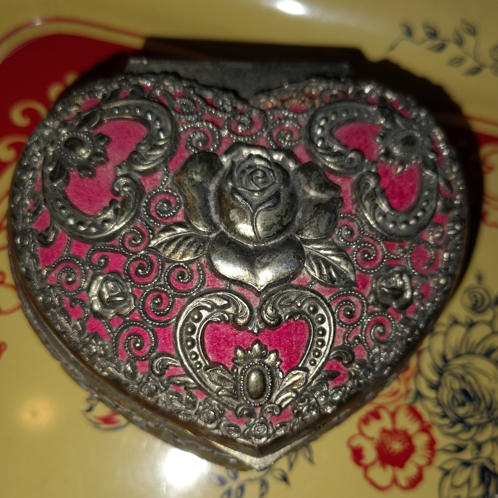 Elegant Silver and Pink Heart-Shaped Jewelry Box